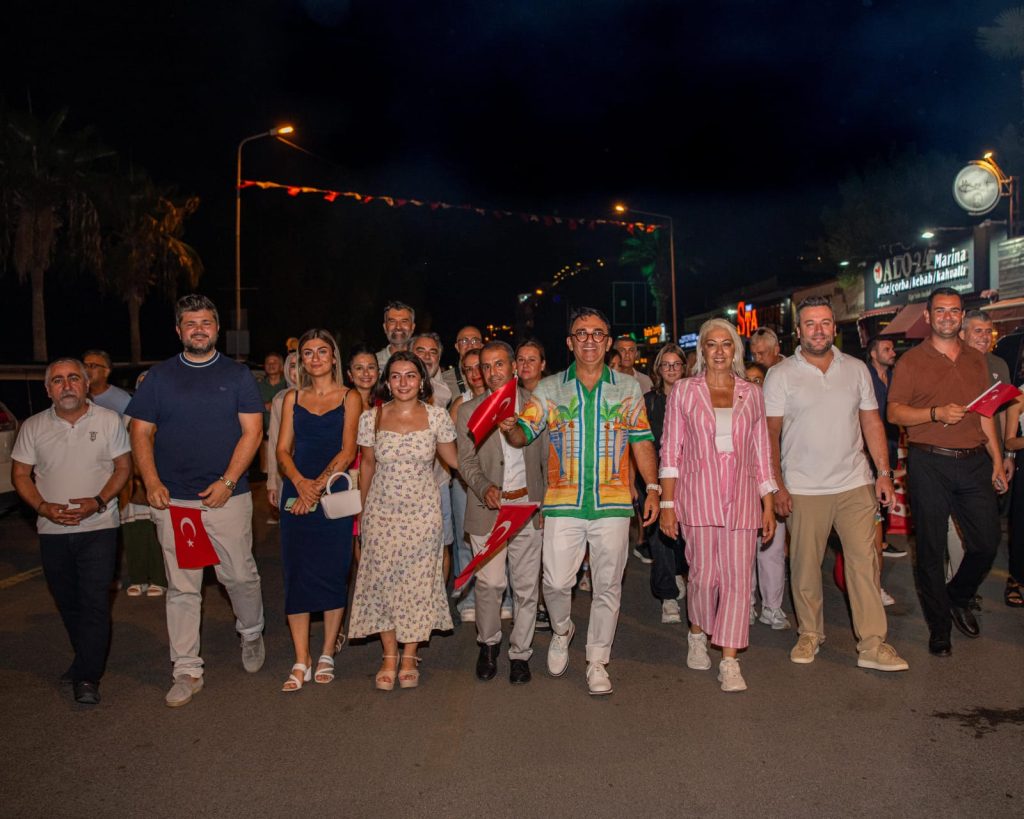 Kuşadası’nda 250 Metrelik Dev Türk Bayrağı İle Kurtuluş Günü Yürüyüşü