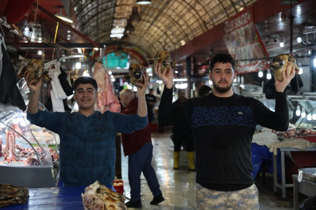 “Senden aldığım et ile zehirlendim” diyerek kasapları dolandırdılar