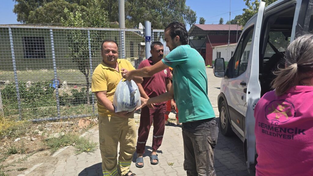 Meclis Üyesi Bağışladı Başkan Zencirci Dağıttı Germencik’in Ağzı Tatlandı