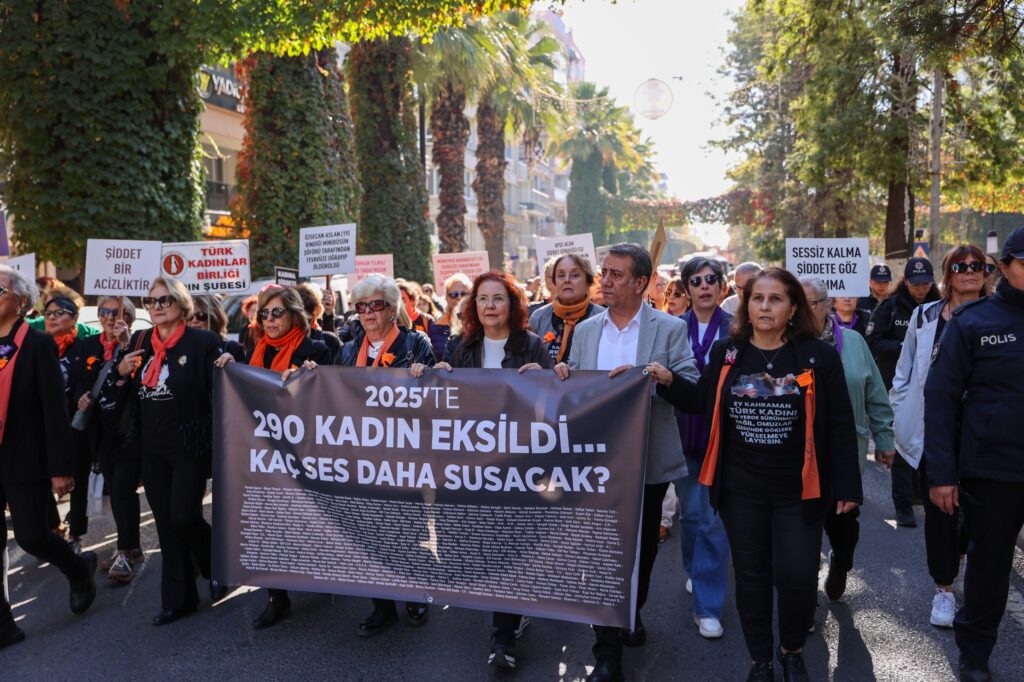 Efeler’de Kadına Yönelik Şiddetle Mücadele Gününde Sessiz Yürüyüş
