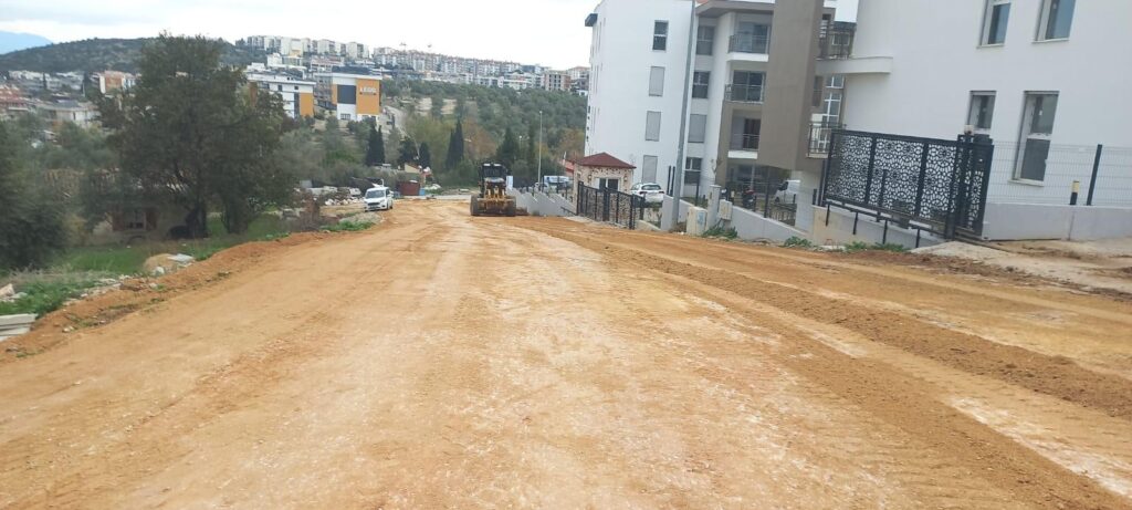 Aydın Büyükşehir Belediyesi, Kuşadası’nın Yollarını Yenilemeyi Sürdürüyor