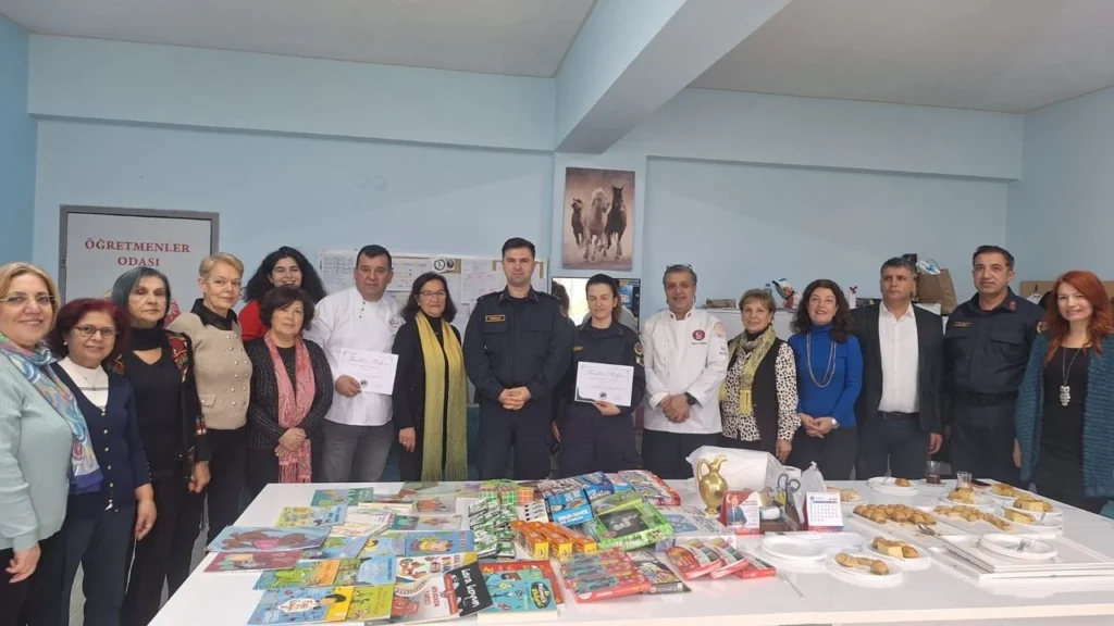 Anneler Derneğinden Öğrencilere Hediyeler
