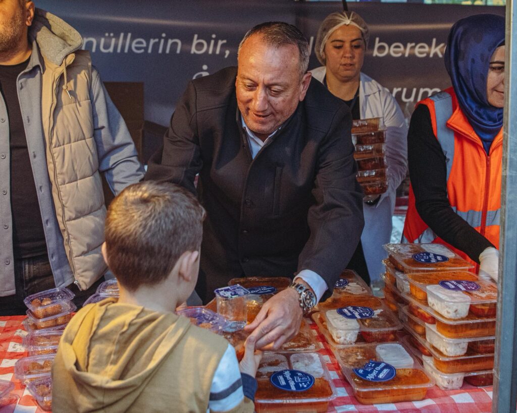 Kuşadası Belediyesi İftar Günleri Güzelçamlı Mahallesi İle Devam Etti