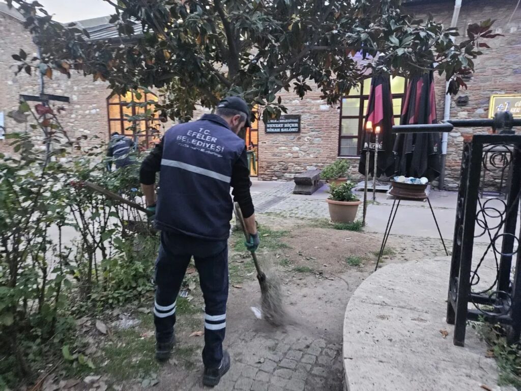 Efeler Belediyesi Basın Açıklaması Sonrası Nevzat Biçer Parkı’nı Pırıl Pırıl Yaptı