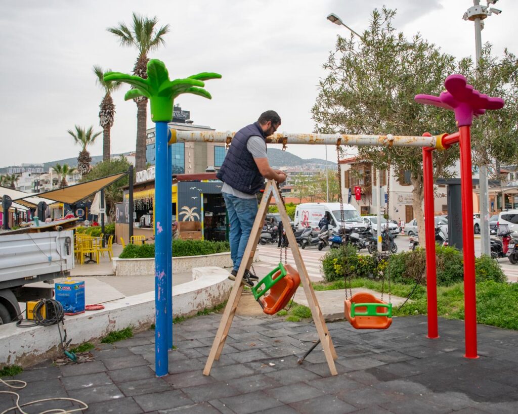 Kuşadası’nda Çocuk Parkları Bahara Hazırlanıyor
