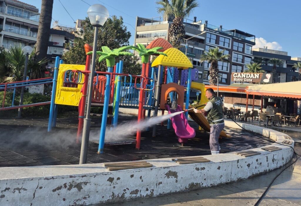 Kuşadası’nda Bayram Tatilinde 3 Bin 67 Ton Çöp Toplandı