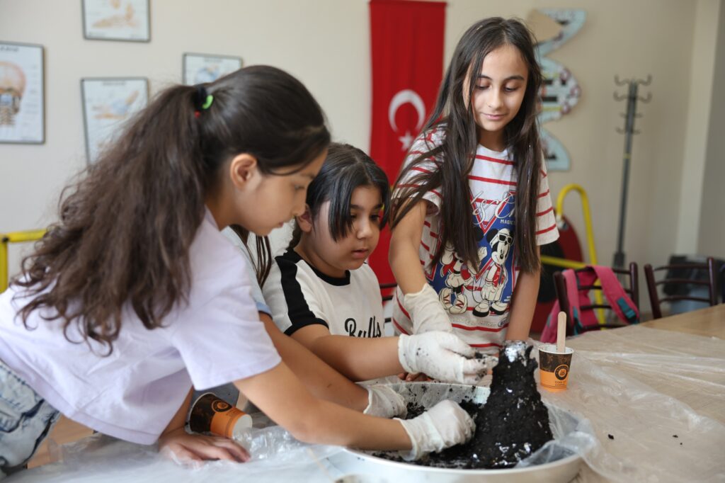 Başkan Çerçioğlu’nun Çalışmaları İle Aydınlı Minikler Yaz Tatilini Bilimle Geçiriyor