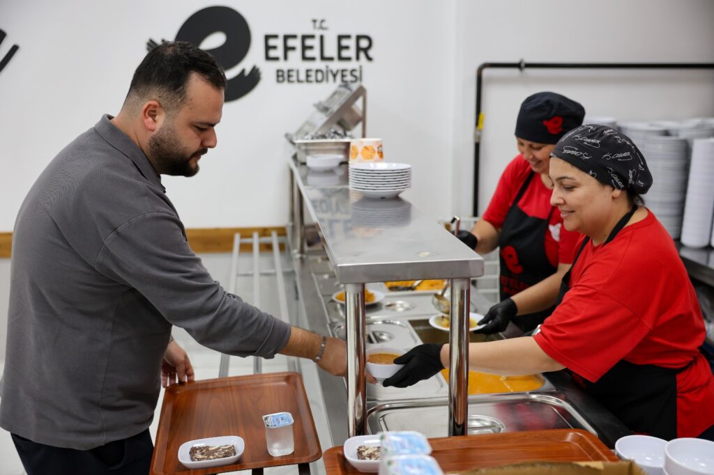 Efeler’in Halk Sofrası Misafirlerini Ağırlamaya Devam Ediyor