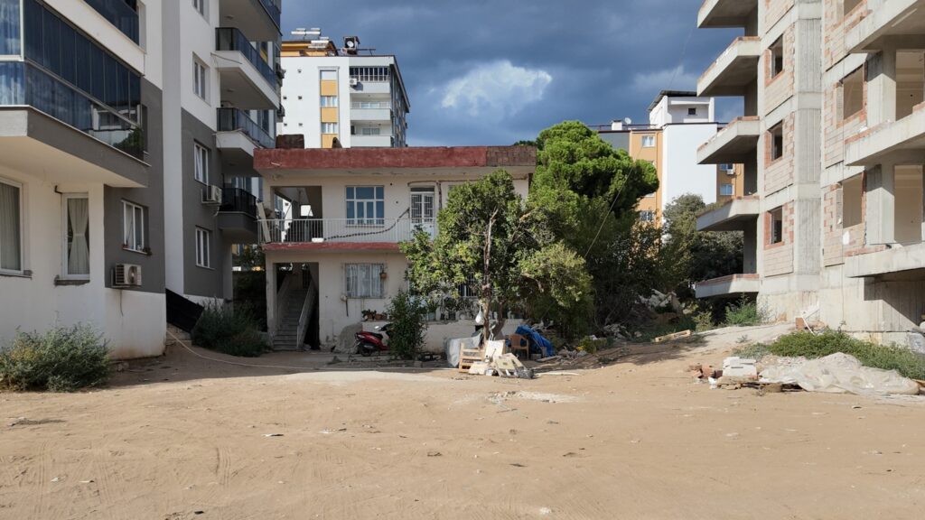 Nazilli Belediyesi’nden Yeşil Mahalle’de Trafiği Rahatlatacak Hamle Yıllardır Yıkılması Beklenen Metruk Bina Yıkıldı