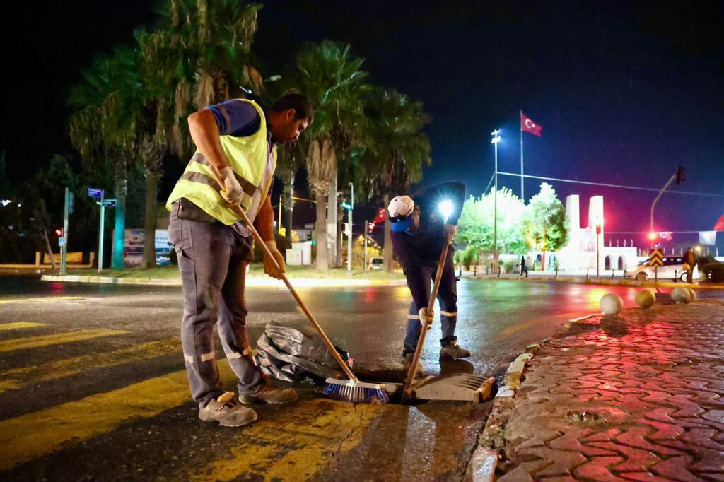 Didim Belediyesinden Yoğun Yağış Öncesi Izgara ve Rögar Temizliği