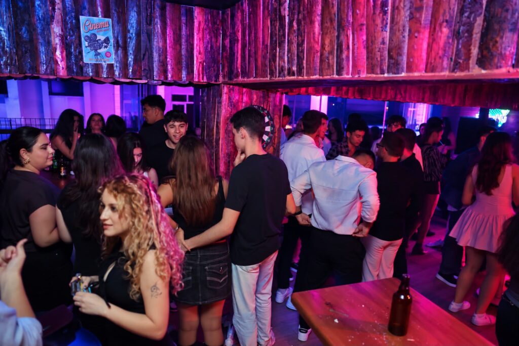 ADÜ’lü gençler Crow Pub & Hall’da eğlenceye doydu