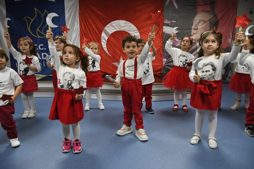 Kuşadası’nda Minik Kalpler Cumhuriyet İçin Attı
