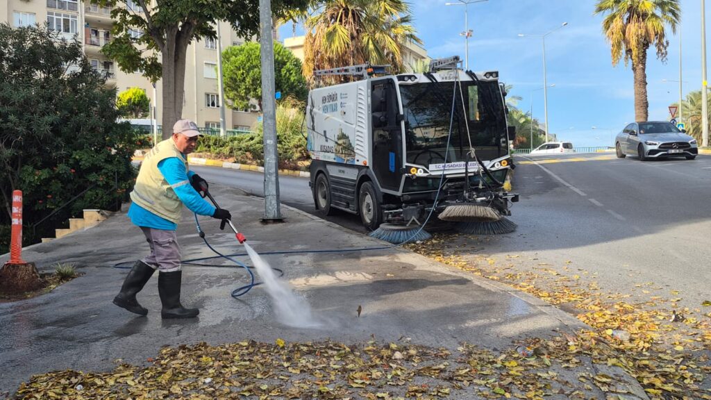 Kuşadası’nda Temizlik Mesaisi Hız Kesmeden Sürüyor