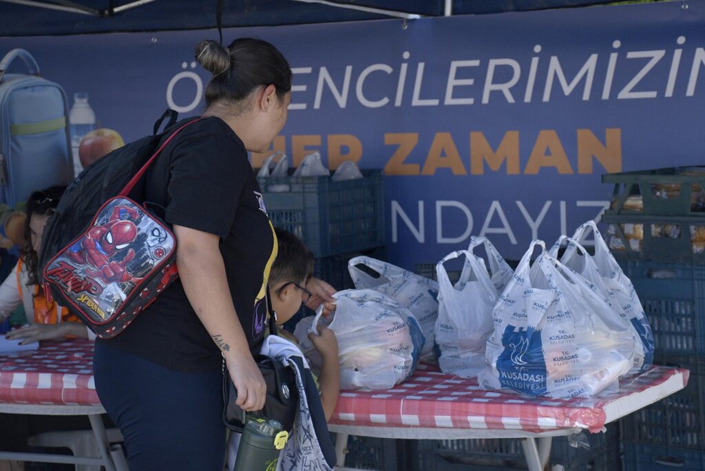 Kuşadası Belediyesi’nden 1400 Çocuğa Haftalık Beslenme Desteği
