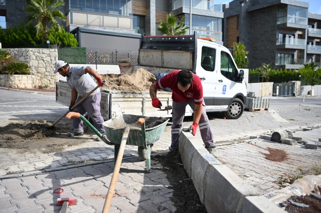 Kuşadası Belediyesi Fen İşleri Müdürlüğü Yeni Haftaya Hızlı Başladı