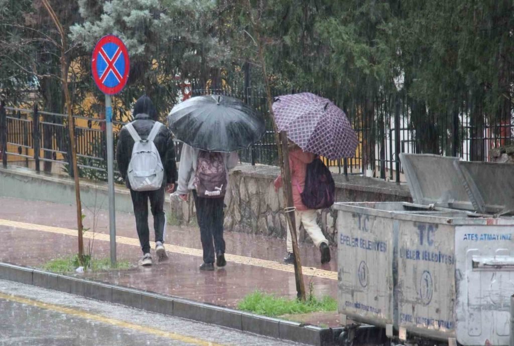 Aydın’da sağanak yağış etkili oluyor