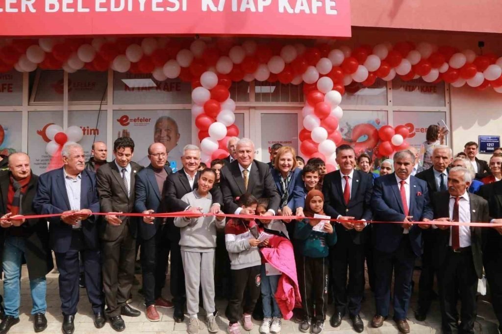 Başkan Atay, 17’inci Kitap Kafe’yi açtı