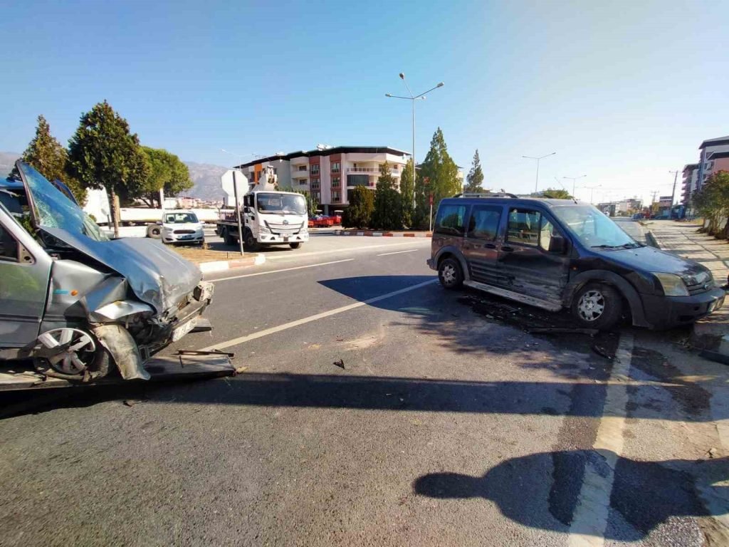 Buharkent’te 2 araç çarpıştı: 3 yaralı