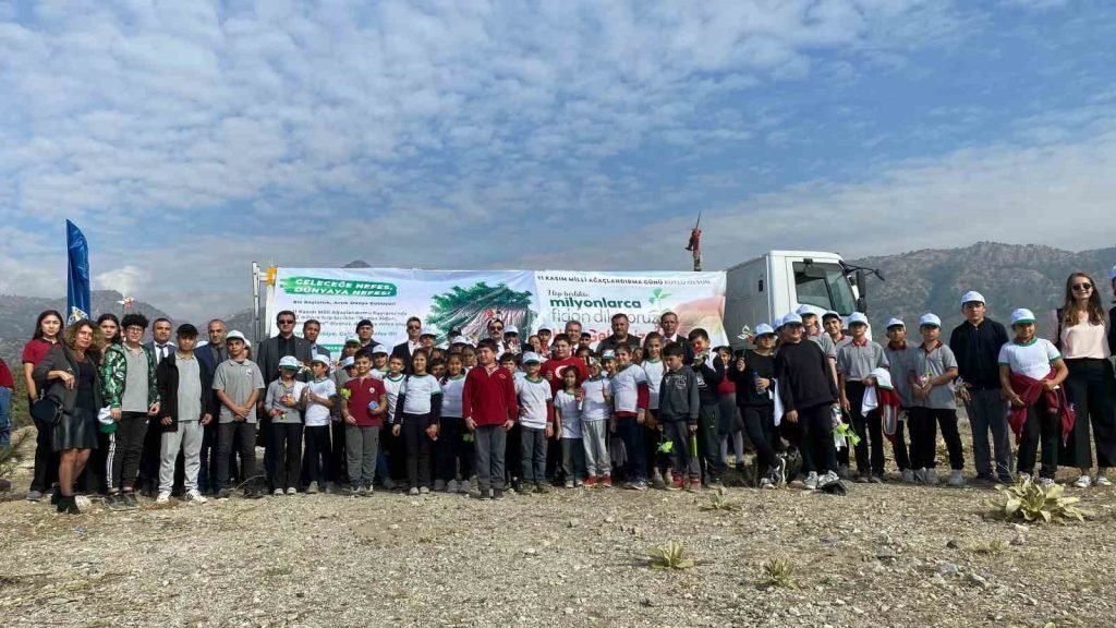 Buharkent’te ağaç fidanları toprakla buluştu