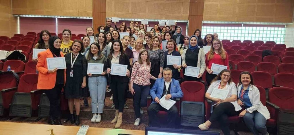 Efeler’de anne sütünün önemine dikkat çekildi
