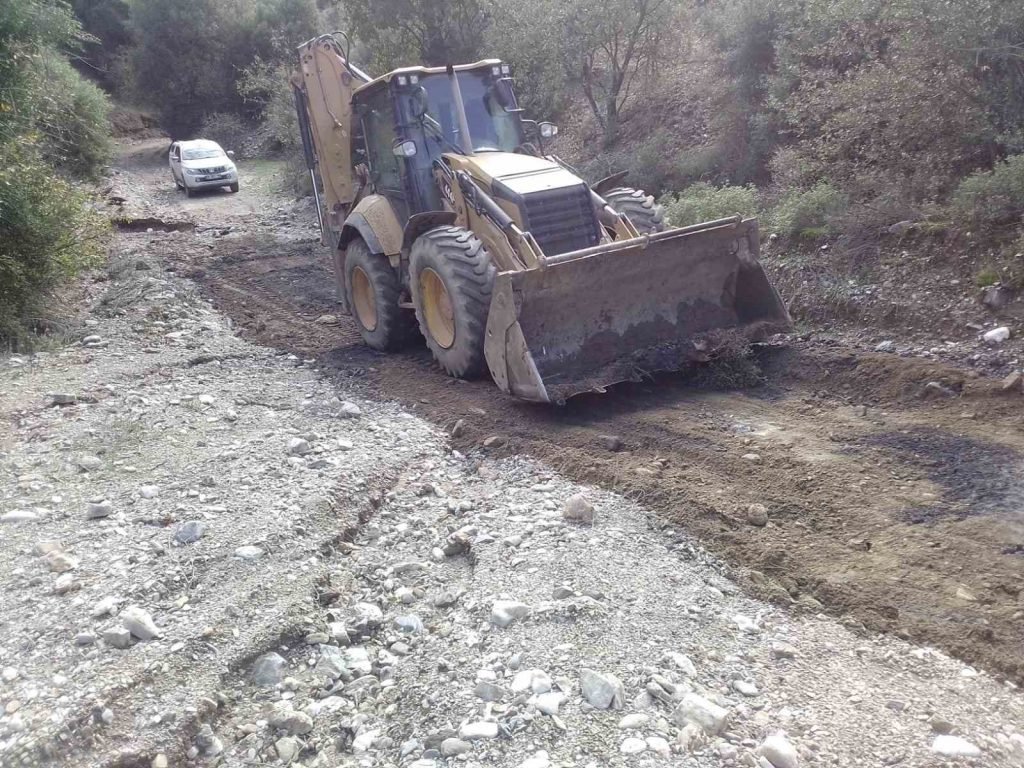 Efeler’de bozulan yollara anında müdahale