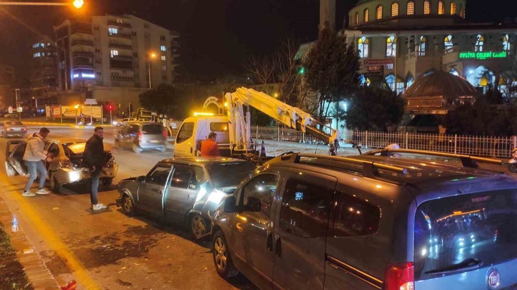 Efeler’de zincirleme kaza