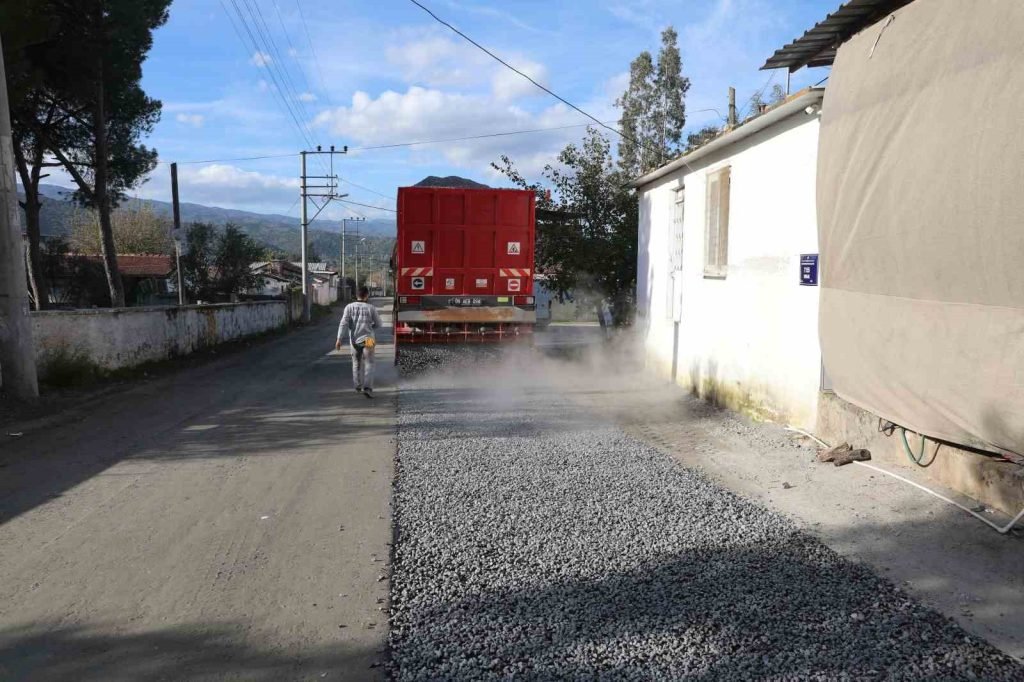 Efeler’deki yol asfaltlama çalışmaları sürüyor