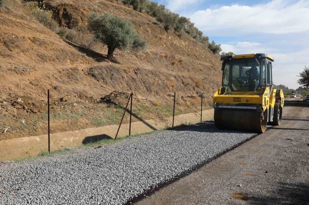 Efeler’in ekipleri yolları yeniliyor