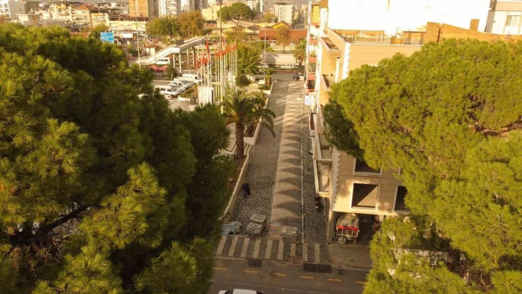İncirliova’nın en işlek caddesi yenilendi