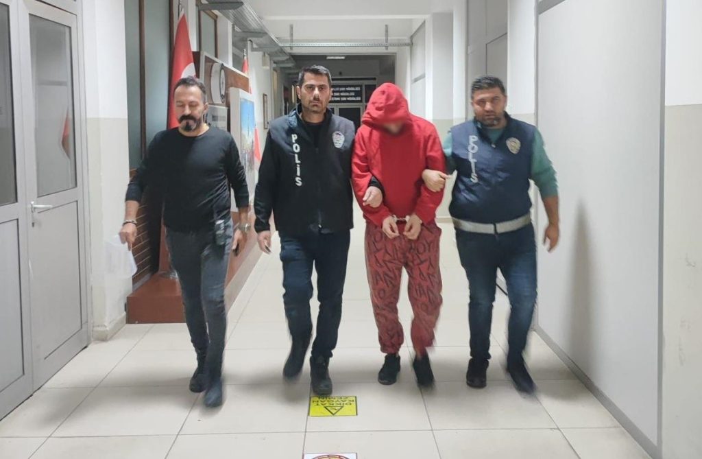 İzmir’de 5 ayrı suçtan aranan firari, şok ekibinden kaçamadı