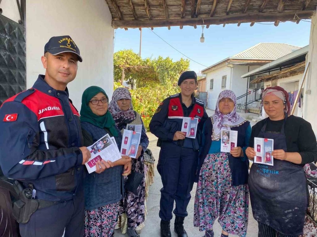 Jandarma Kardeşköy’de çocukları yalnız bırakmadı, vatandaşları bilgilendirdi