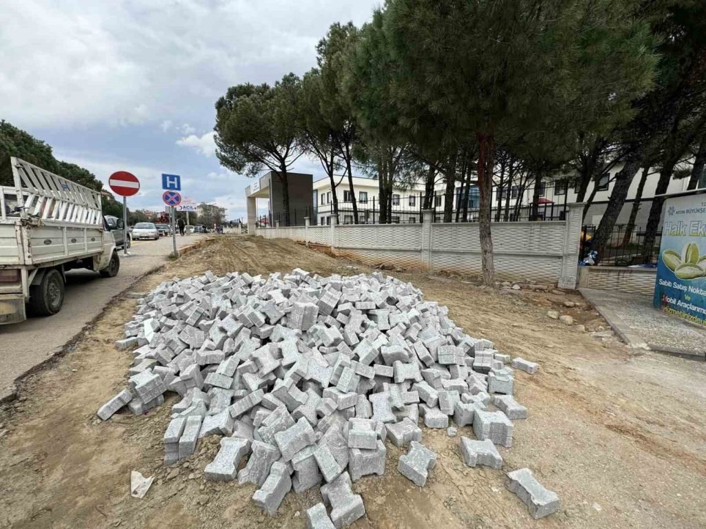 Karacasu İlçe Devlet Hastanesi’nin yolları yapılıyor