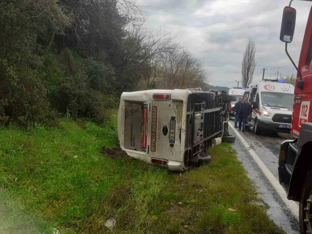 Koçarlı’da yolcu minibüsü devrildi: 2 yaralı