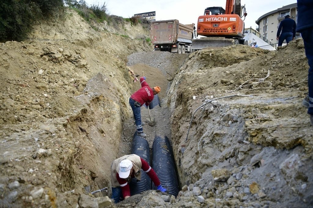 Kuşadası Belediyesi  altyapı çalışmalarına devam ediyor