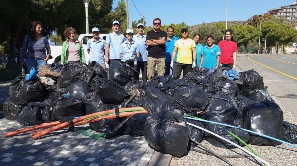 Kuşadası Doğal Botanik Park’tan bir kamyon çöp toplandı