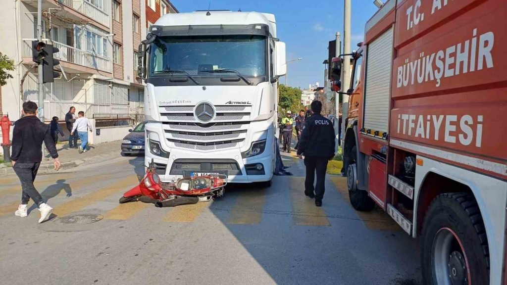 Motosiklet, hafriyat kamyonunun altında kaldı (1)