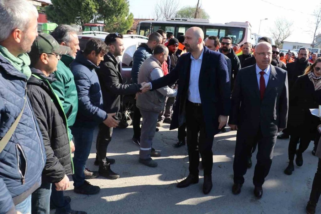 Söke Belediyesi işçilerinden Başkan Arıkan’a davul zurnalı karşılama