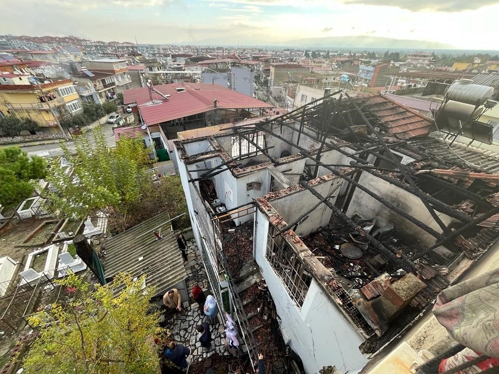 Söke’deki yangında bir ev tamamen kül oldu