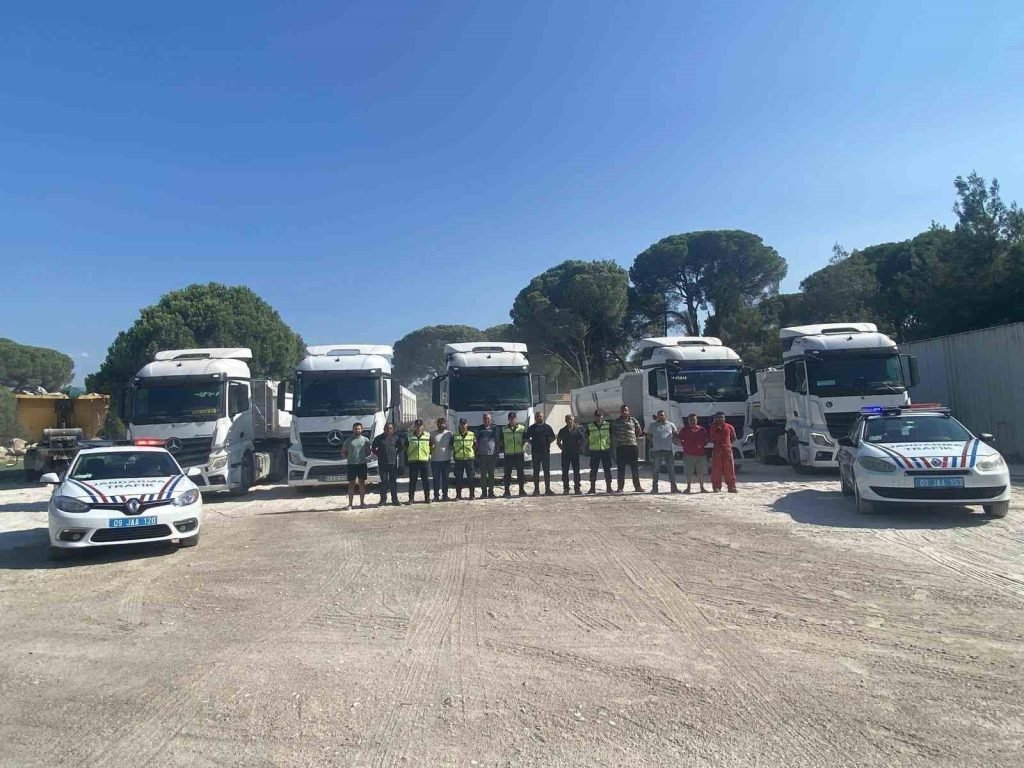 Trafik jandarması kamyon ve çekici şoförlerini bilgilendirdi