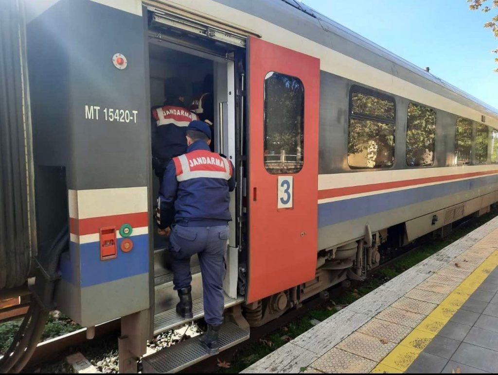 Trendeki yolculuk ’gözaltı’ ile son buldu