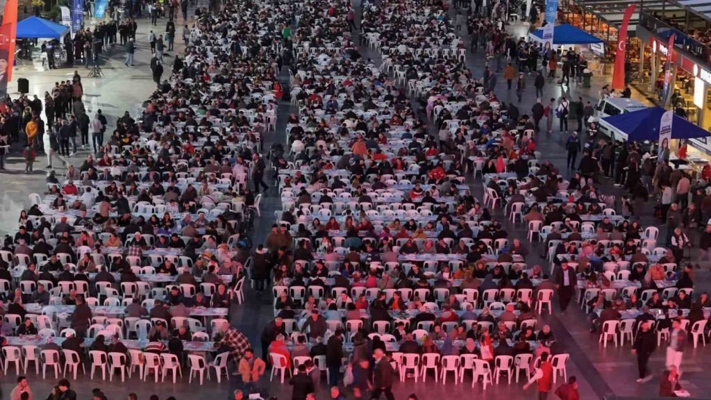 Vatandaşlar Aydın Büyükşehir Belediyesi’nin iftar sofralarında buluşuyor